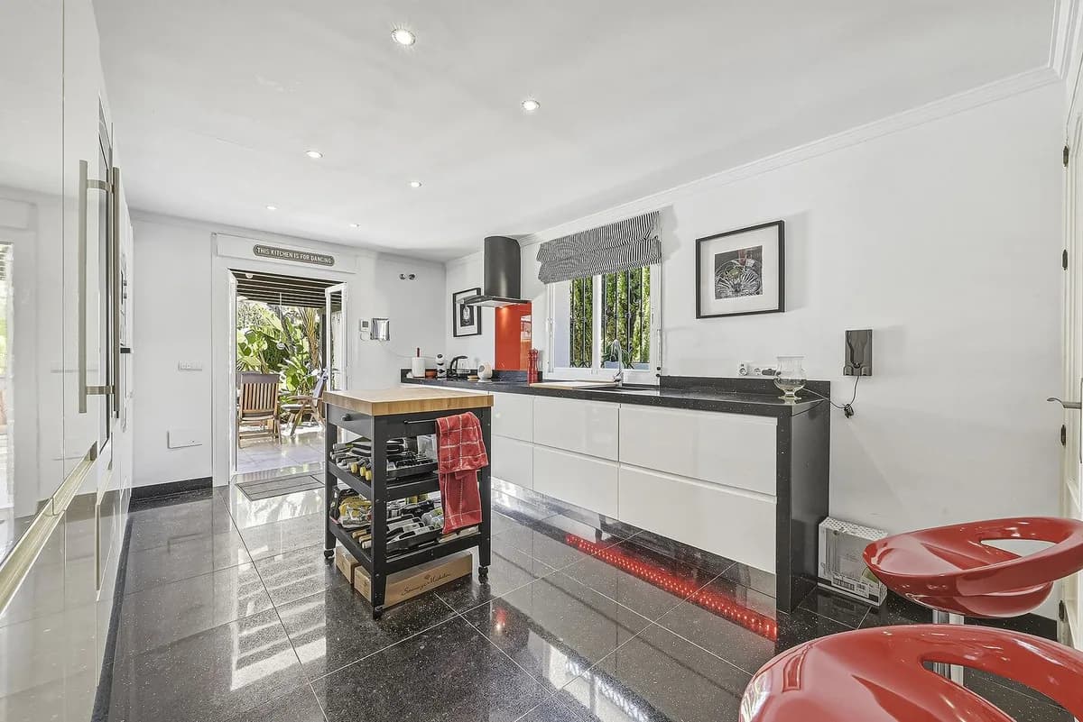 3 Bedroom Detached Villa for Sale in Bahía de Marbella, Málaga - Image 4