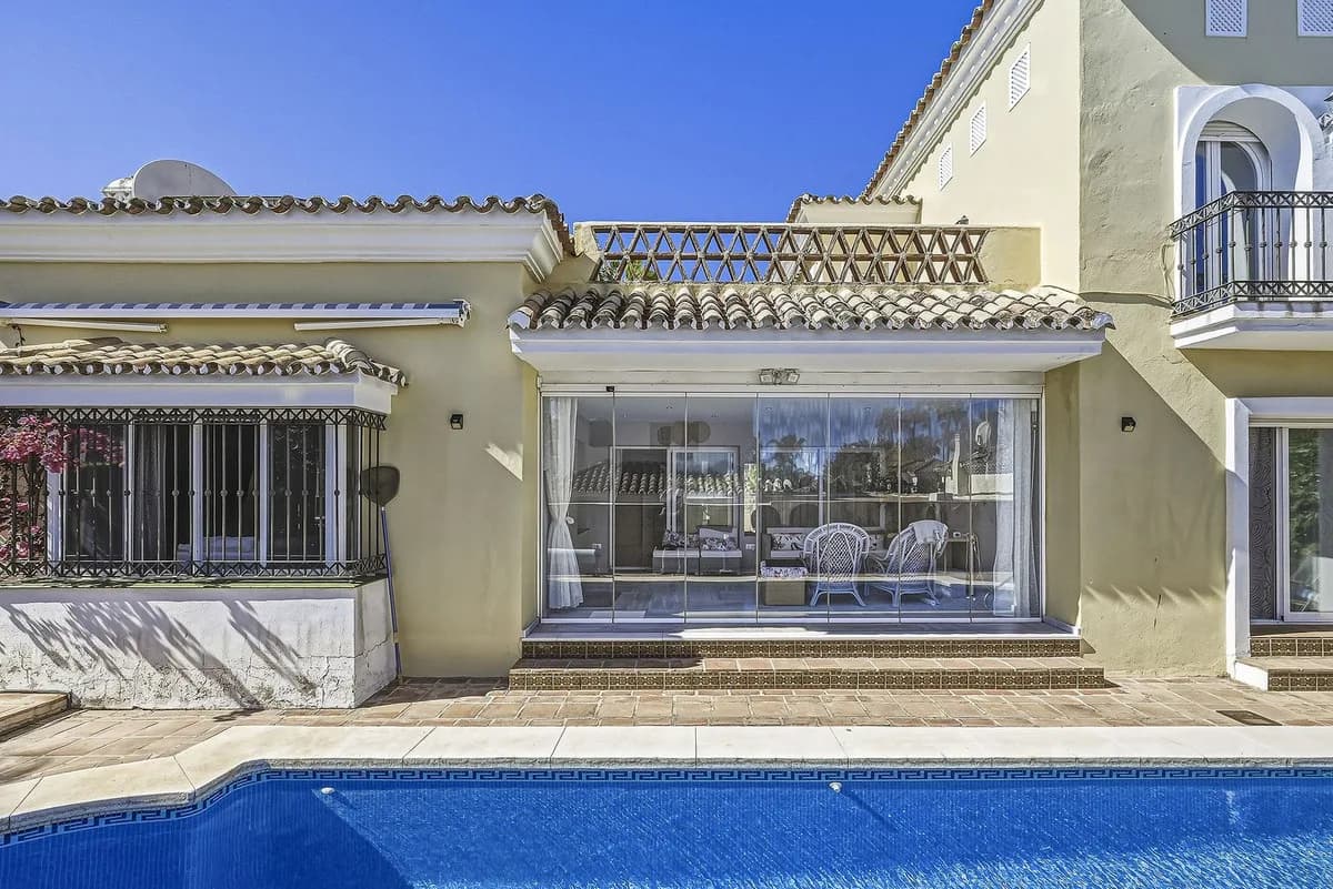 3 Bedroom Detached Villa for Sale in Bahía de Marbella, Málaga - Image 9