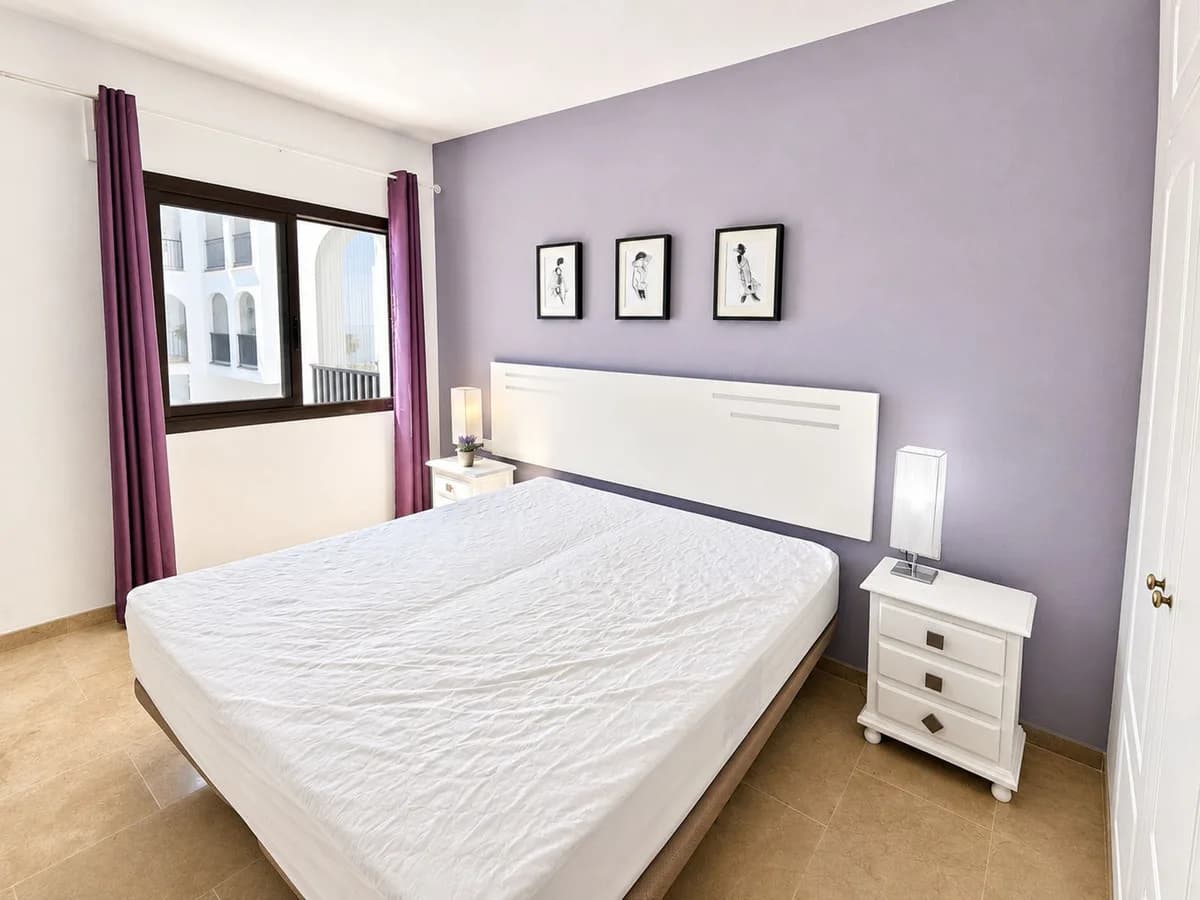1 Bedroom Middle Floor Apartment for Sale in La Duquesa, Málaga - Image 9