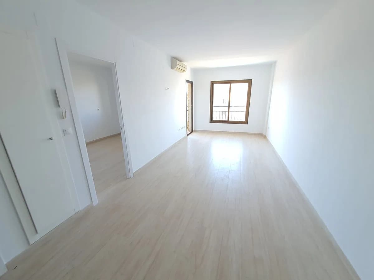 1 Bedroom Middle Floor Apartment for Sale in Fuengirola, Málaga - Image 3
