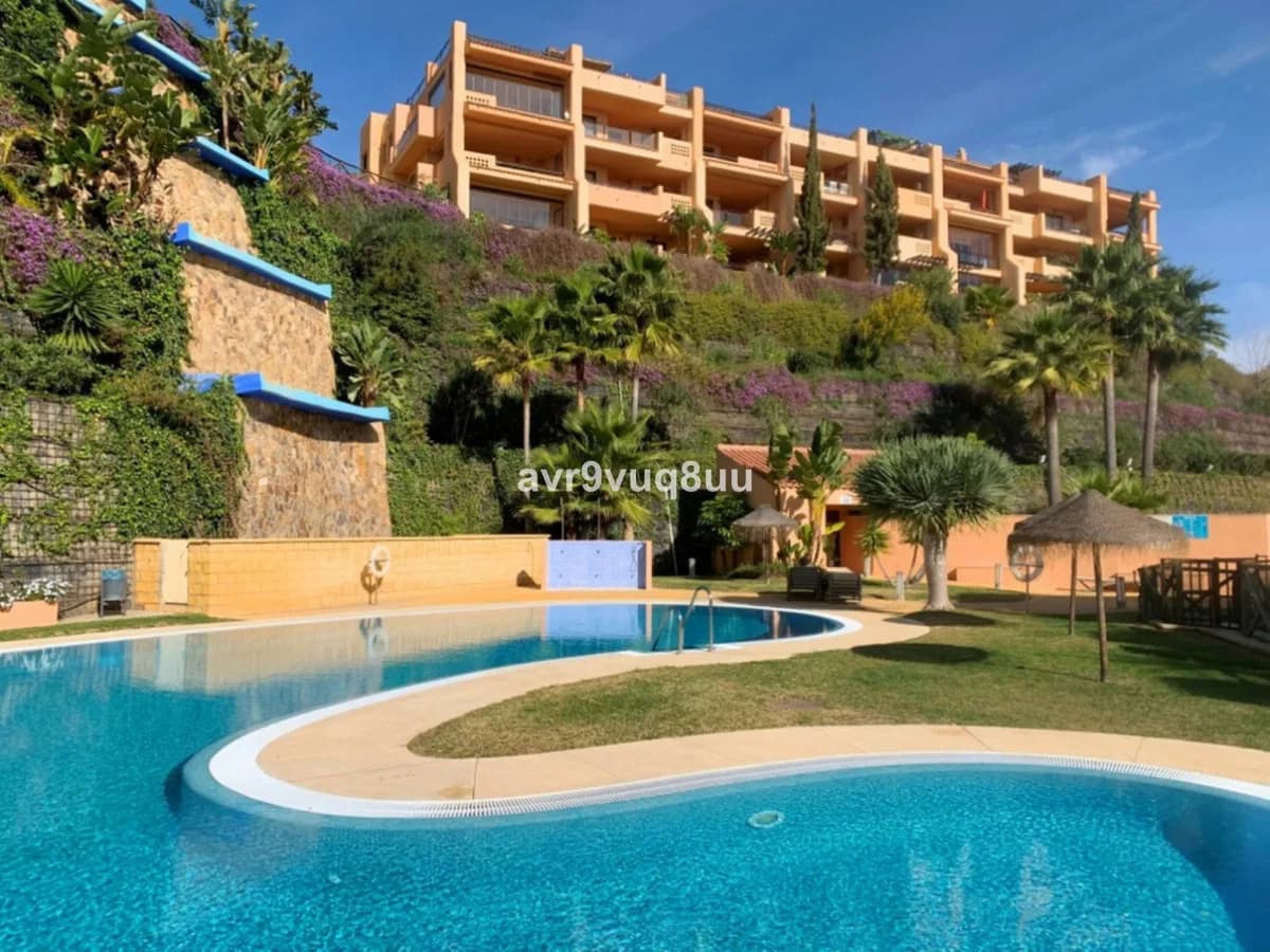 2 Bedroom Middle Floor Apartment for Sale in Calanova Golf, Málaga