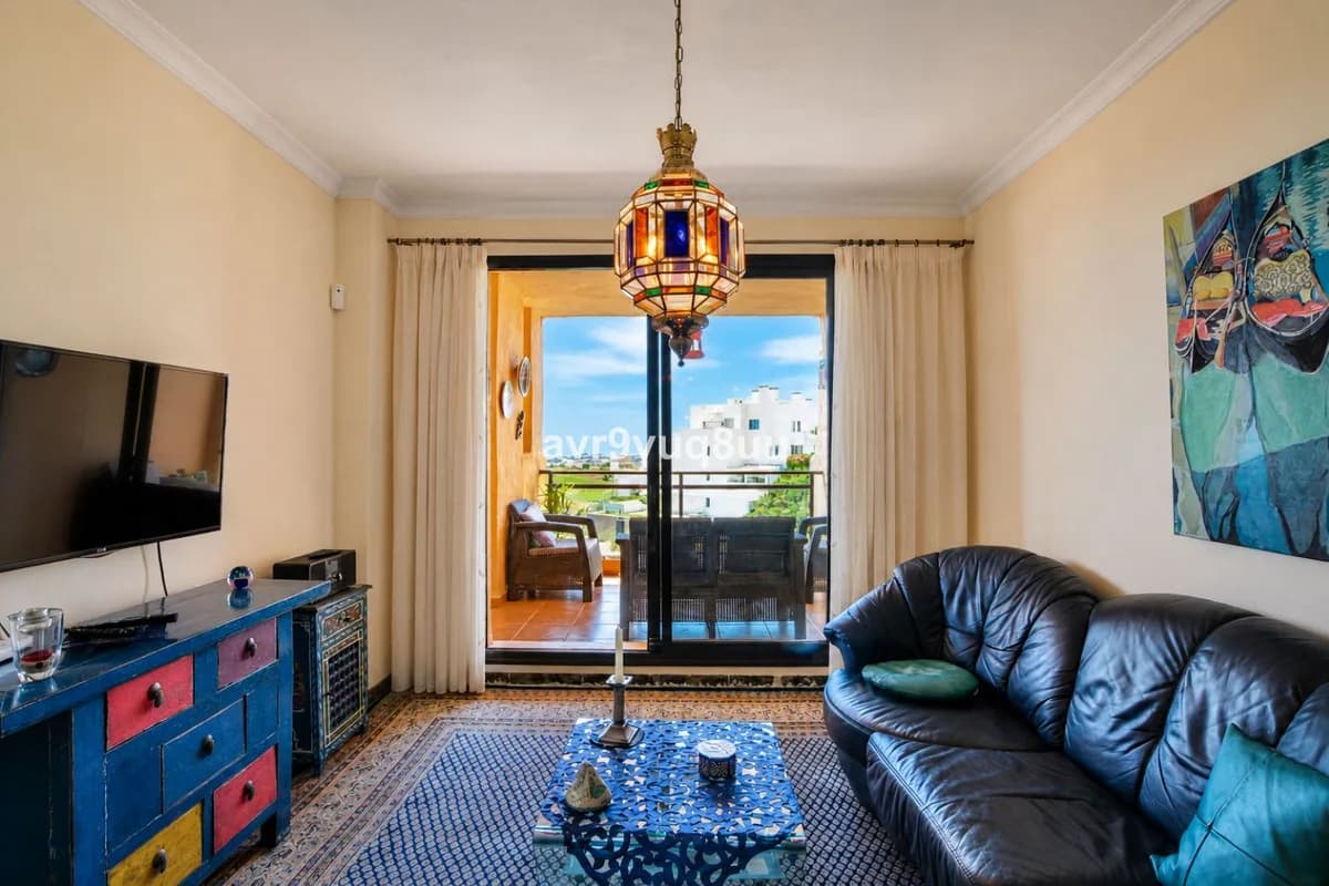 2 Bedroom Middle Floor Apartment for Sale in Calanova Golf, Málaga - Image 3