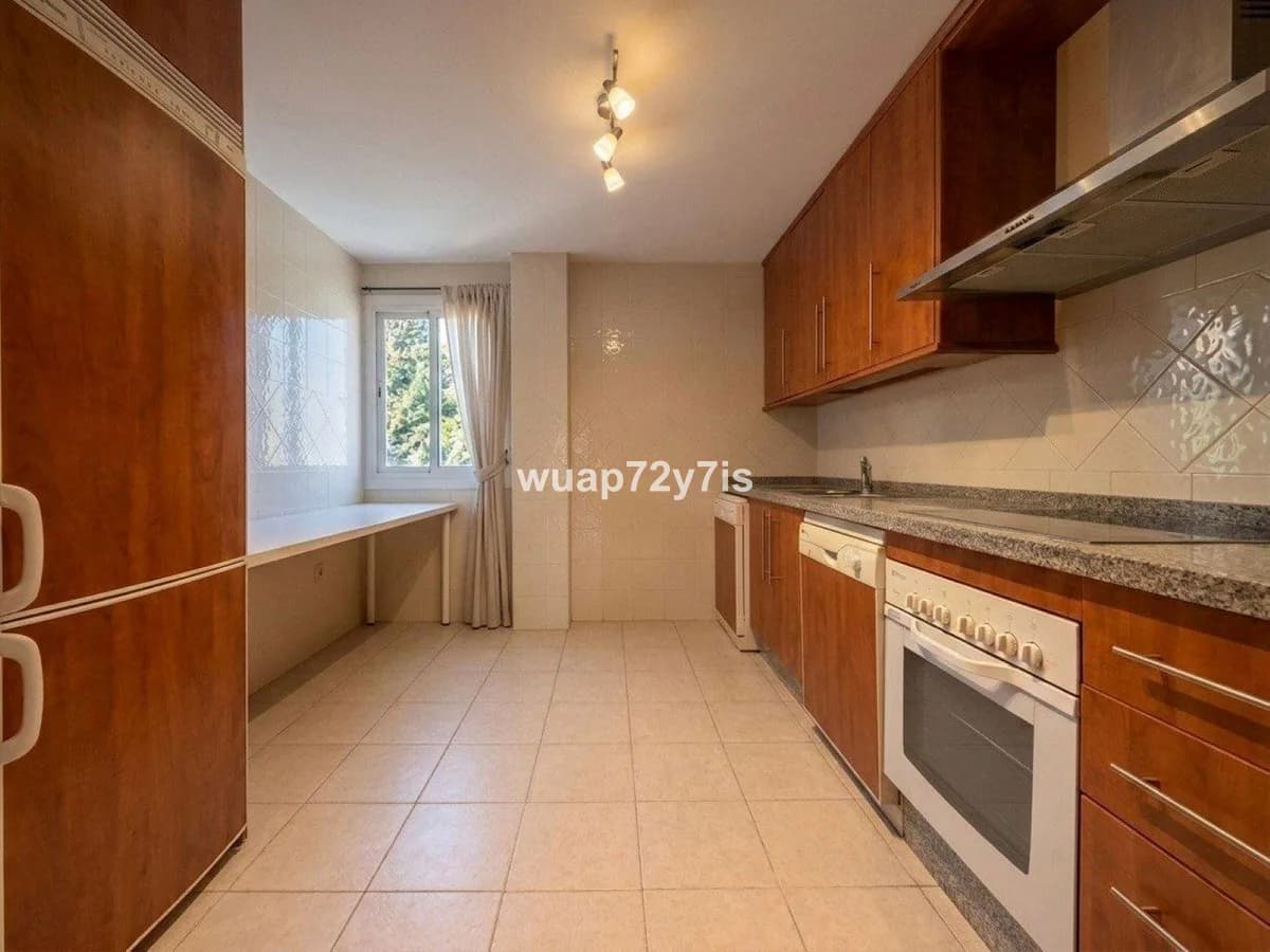 3 Bedroom Middle Floor Apartment for Sale in Elviria, Málaga - Image 5