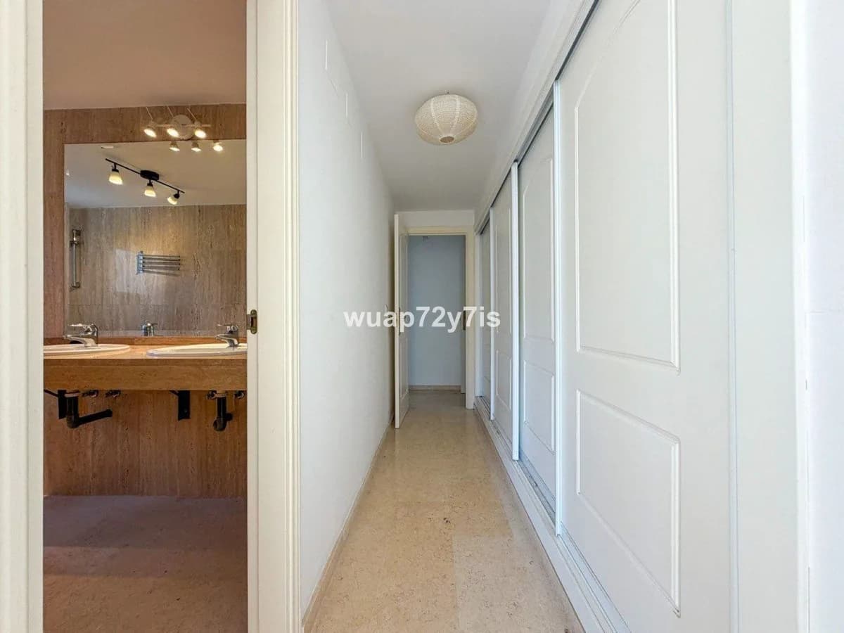3 Bedroom Middle Floor Apartment for Sale in Elviria, Málaga - Image 8