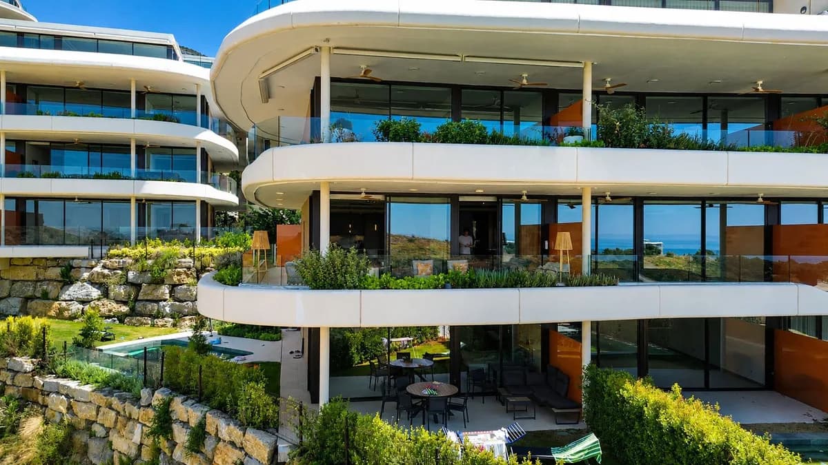 2 Bedroom Middle Floor Apartment for Sale in Fuengirola, Málaga - Image 2