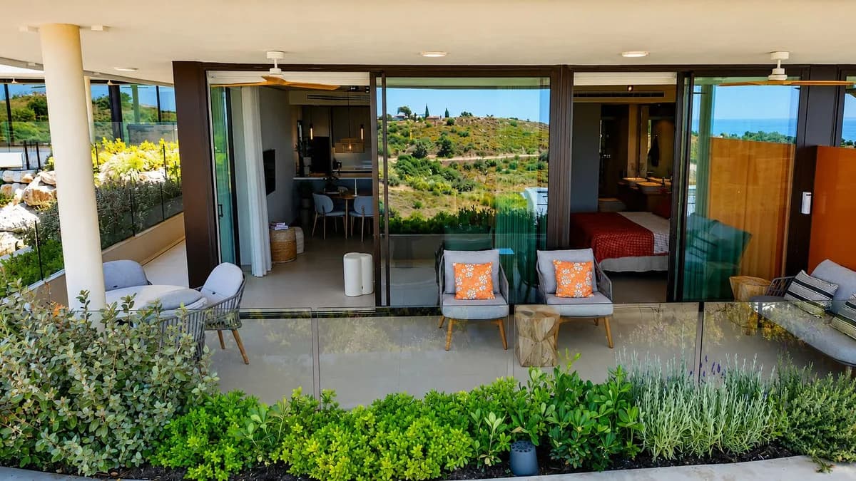 2 Bedroom Middle Floor Apartment for Sale in Fuengirola, Málaga - Image 3