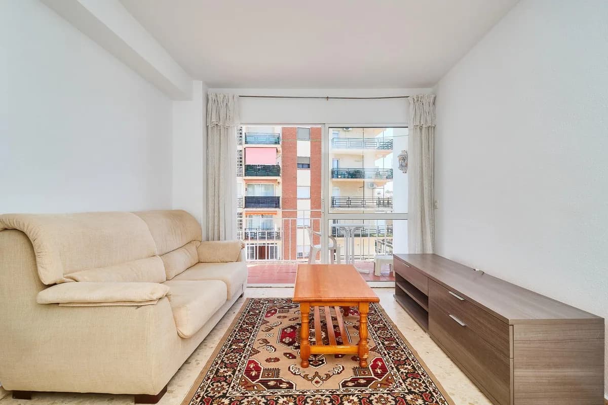 4 Bedroom Middle Floor Apartment for Sale in Fuengirola, Málaga - Image 3