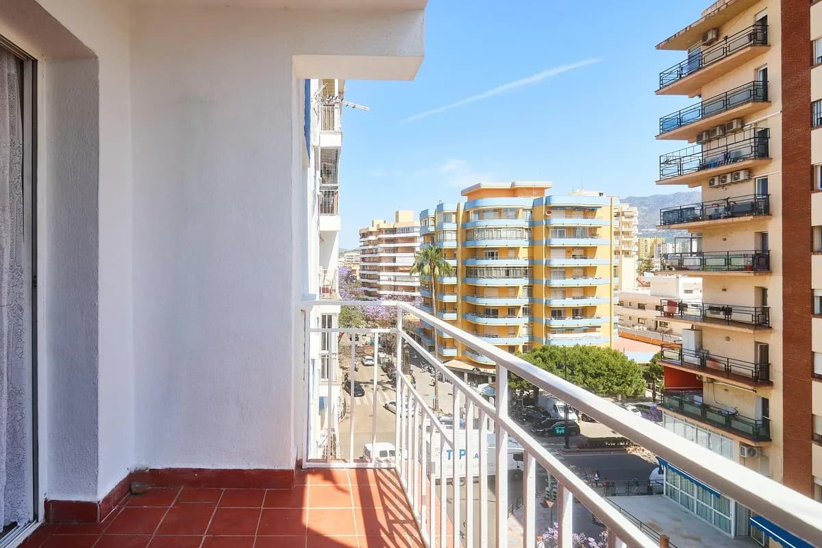 4 Bedroom Middle Floor Apartment for Sale in Fuengirola, Málaga - Image 4