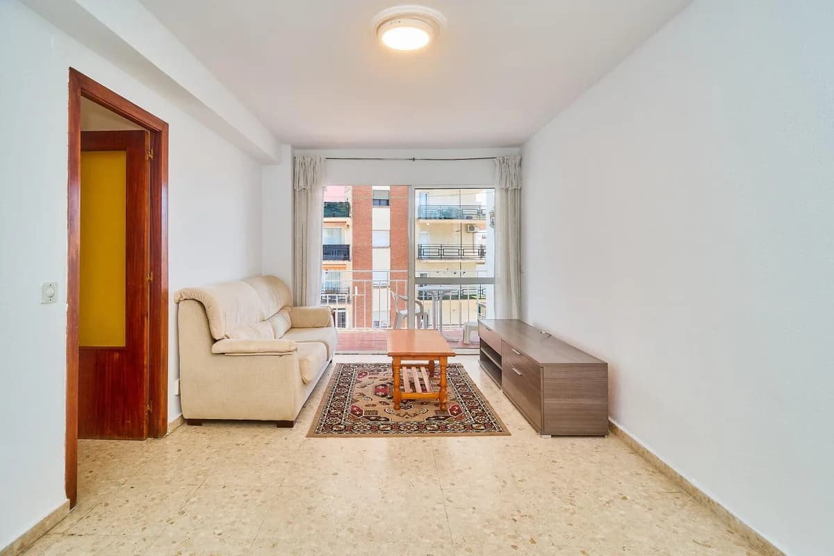 4 Bedroom Middle Floor Apartment for Sale in Fuengirola, Málaga - Image 5