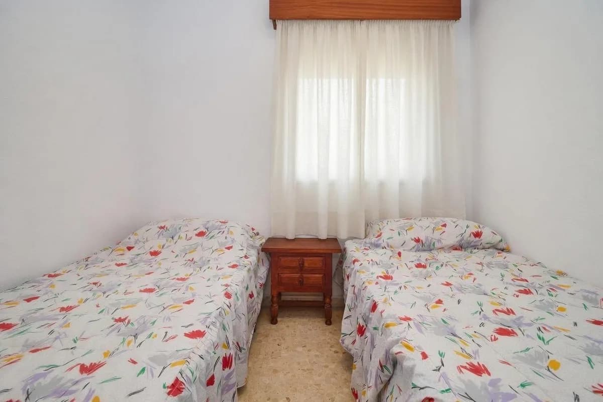 4 Bedroom Middle Floor Apartment for Sale in Fuengirola, Málaga - Image 7