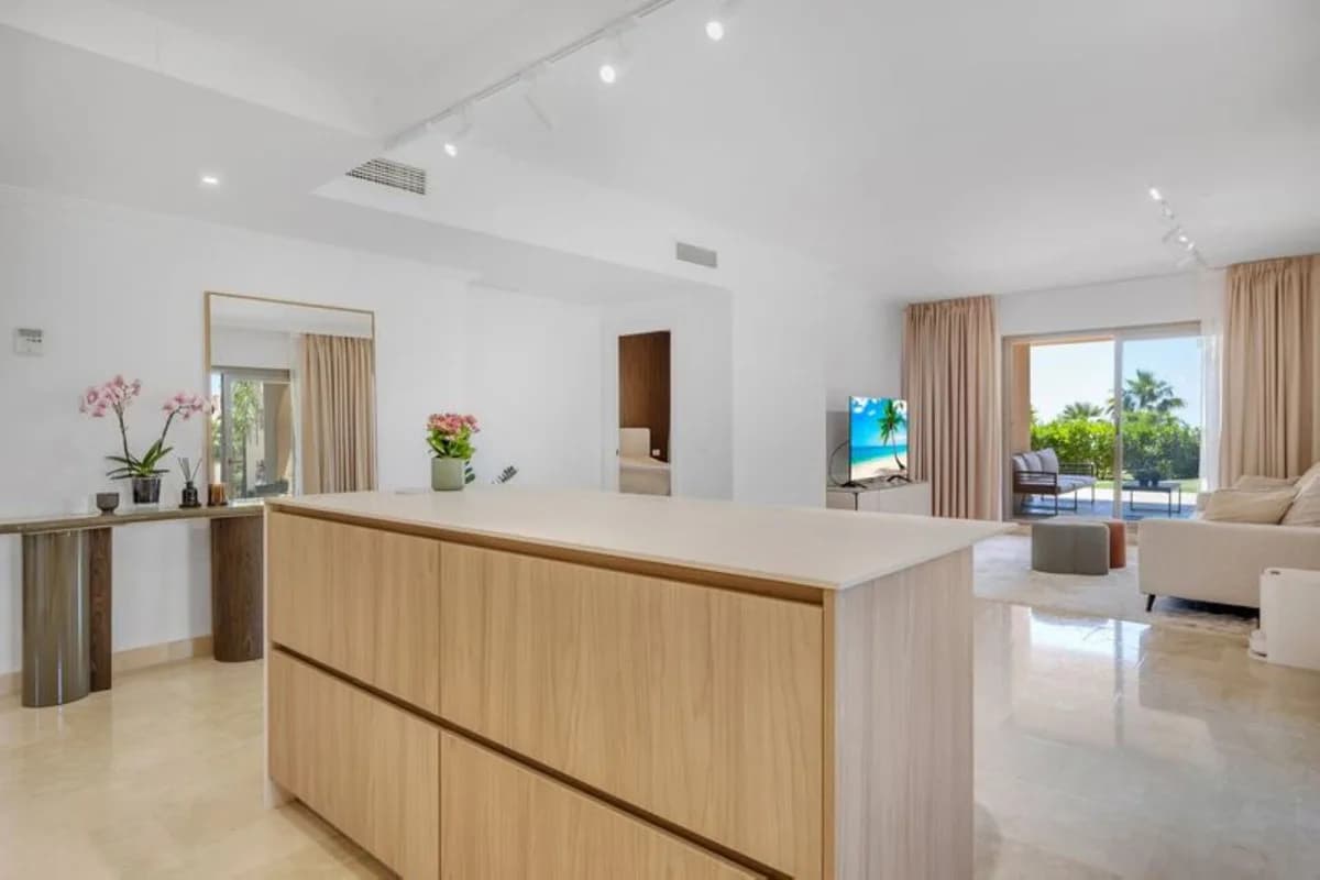 3 Bedroom Ground Floor Apartment for Sale in Benahavís, Málaga - Image 8