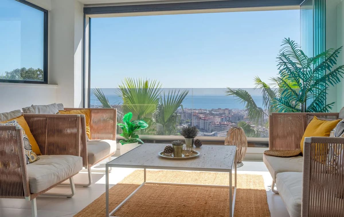 2 Bedroom Middle Floor Apartment for Sale in Estepona, Málaga - Image 2