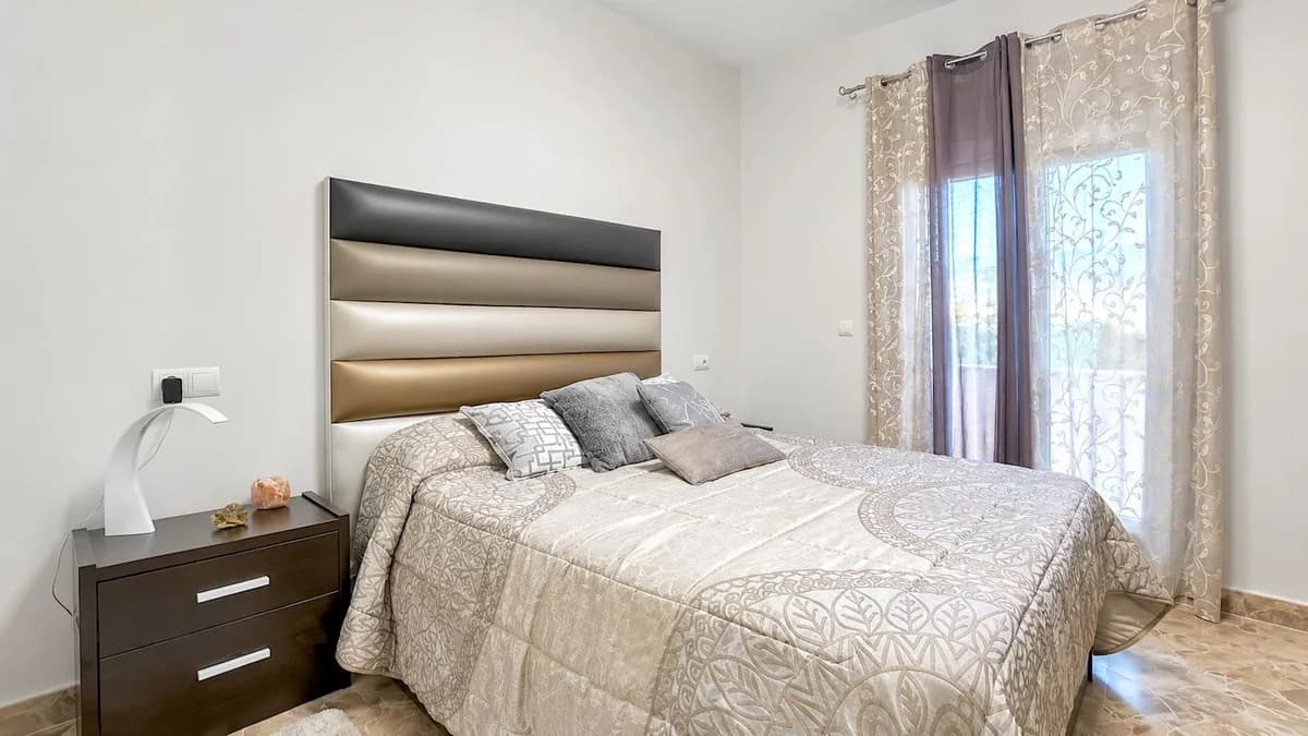 2 Bedroom Ground Floor Apartment for Sale in San Pedro de Alcántara, Málaga - Image 3