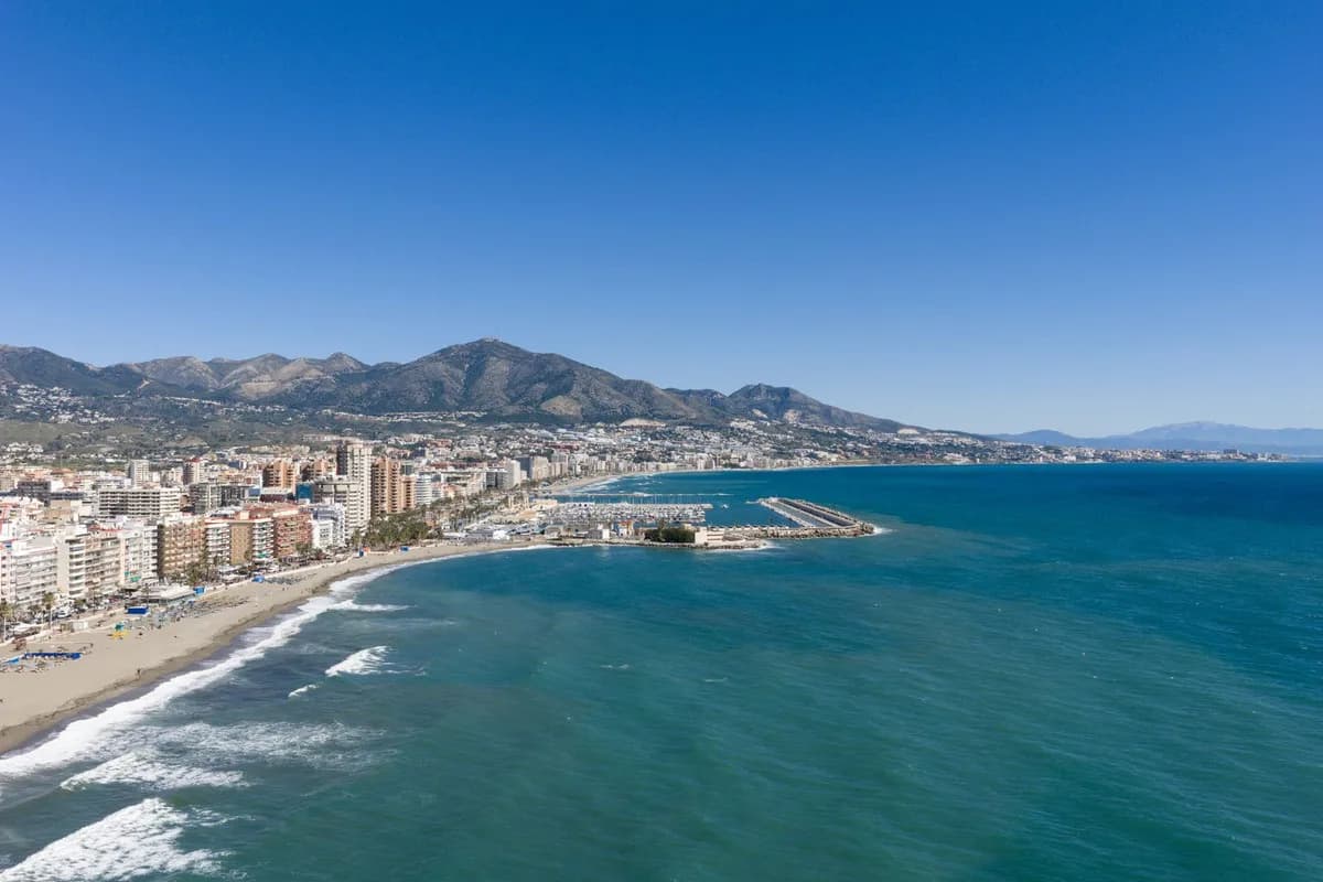 2 Bedroom Top Floor Apartment for Sale in Fuengirola, Málaga