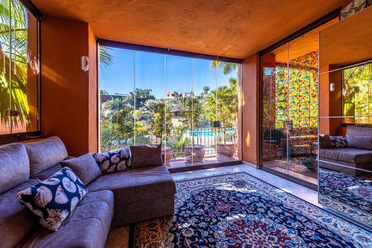 2 Bedroom Middle Floor Apartment for Sale in Nueva Andalucía, Málaga - Image 2