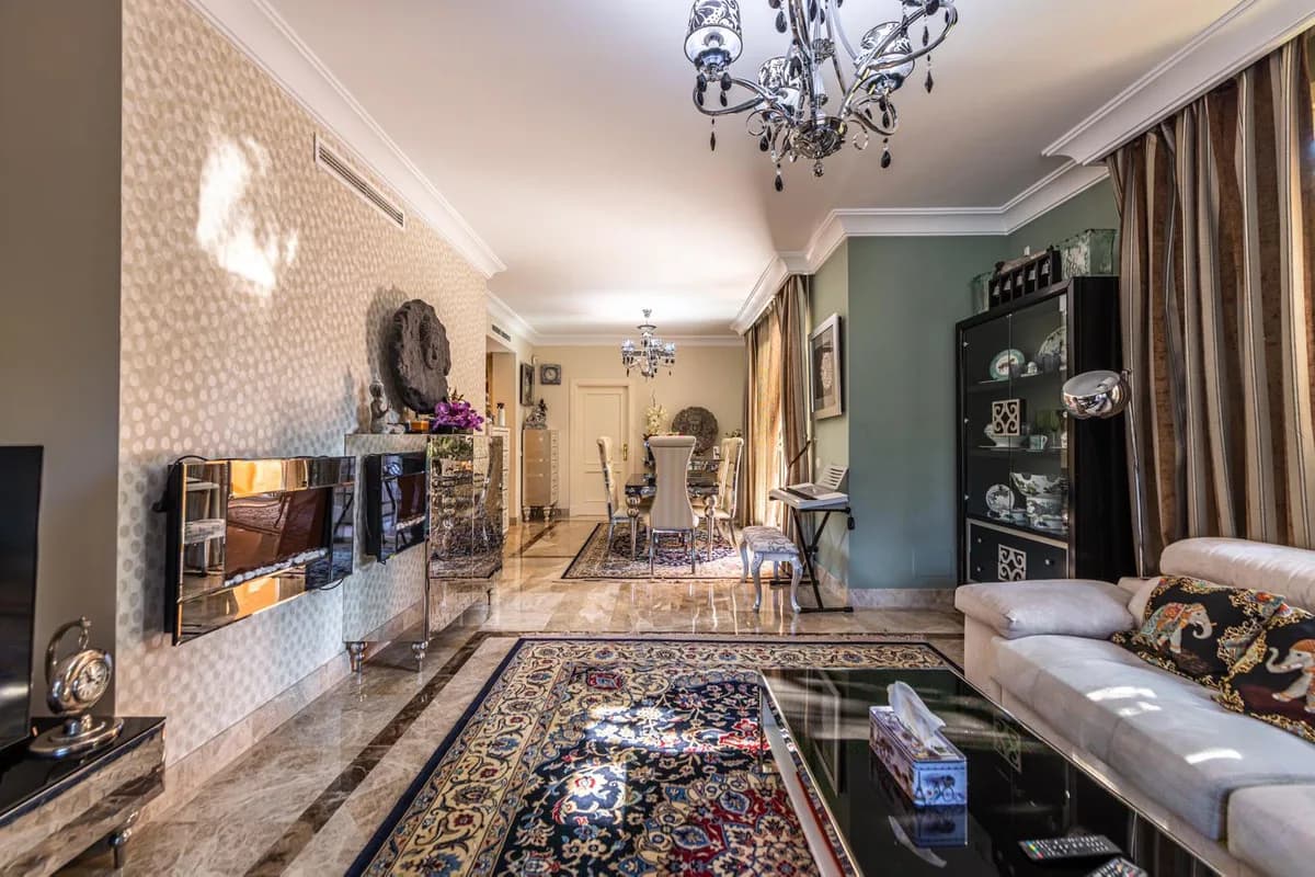 2 Bedroom Middle Floor Apartment for Sale in Nueva Andalucía, Málaga - Image 4