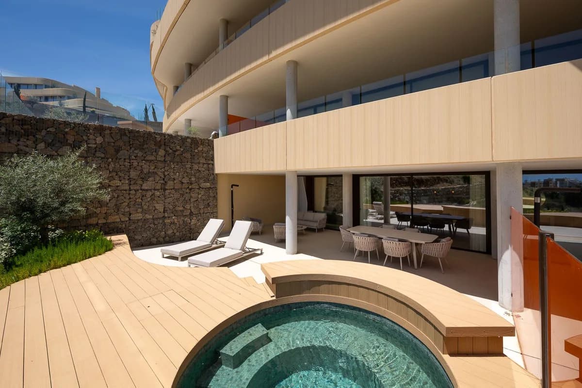 2 Bedroom Ground Floor Apartment for Sale in Fuengirola, Málaga - Image 2