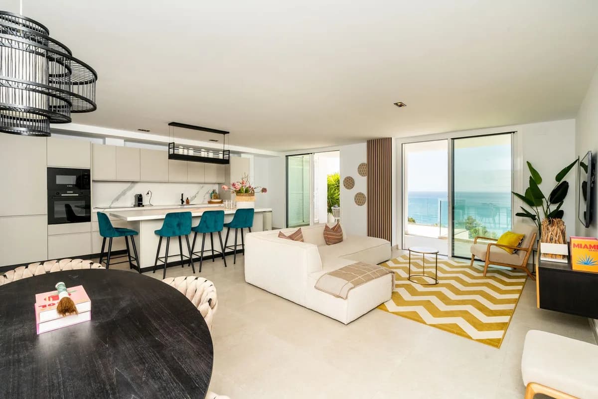 3 Bedroom Middle Floor Apartment for Sale in Torrequebrada, Málaga - Image 6