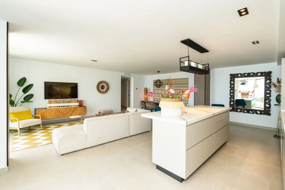 3 Bedroom Middle Floor Apartment for Sale in Torrequebrada, Málaga - Image 7