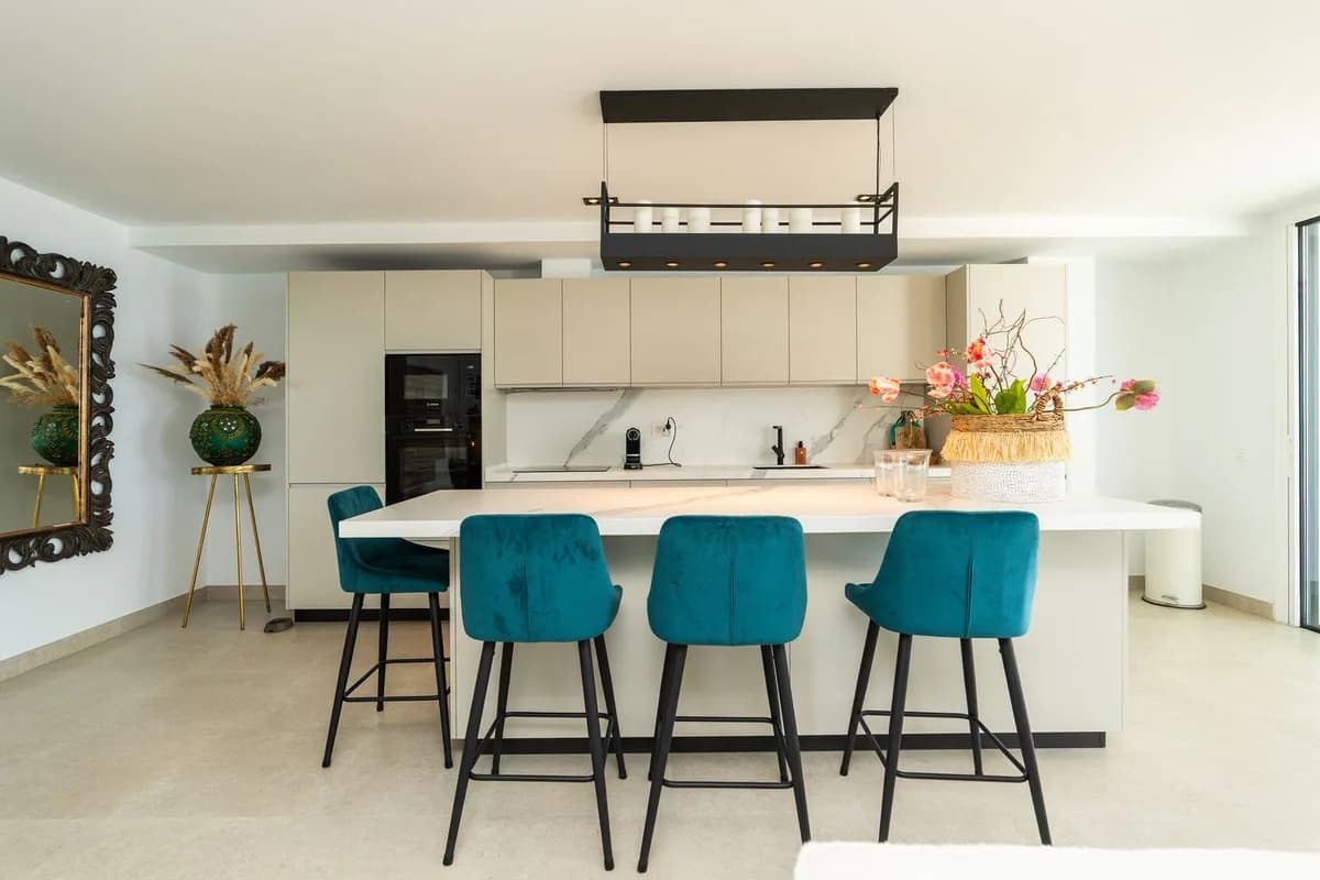 3 Bedroom Middle Floor Apartment for Sale in Torrequebrada, Málaga - Image 8