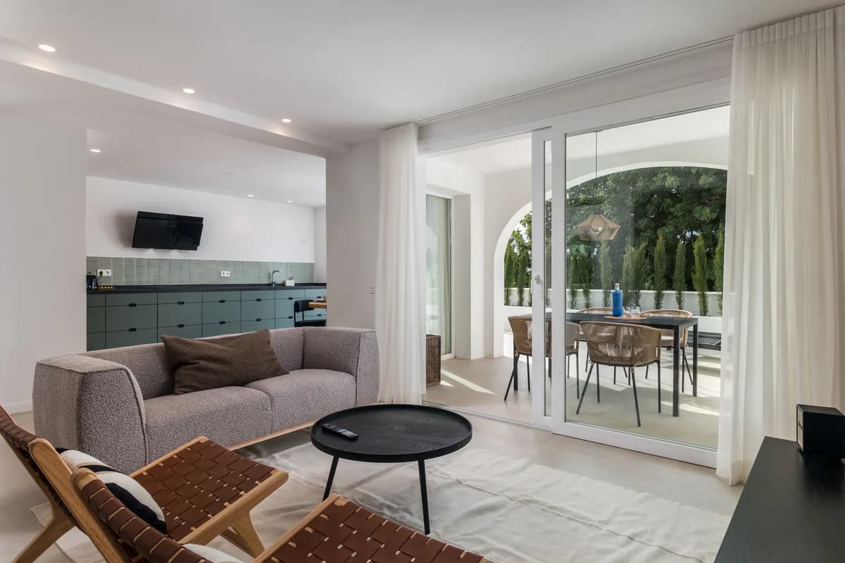 2 Bedroom Semi-Detached House for Sale in Istán, Málaga - Image 3