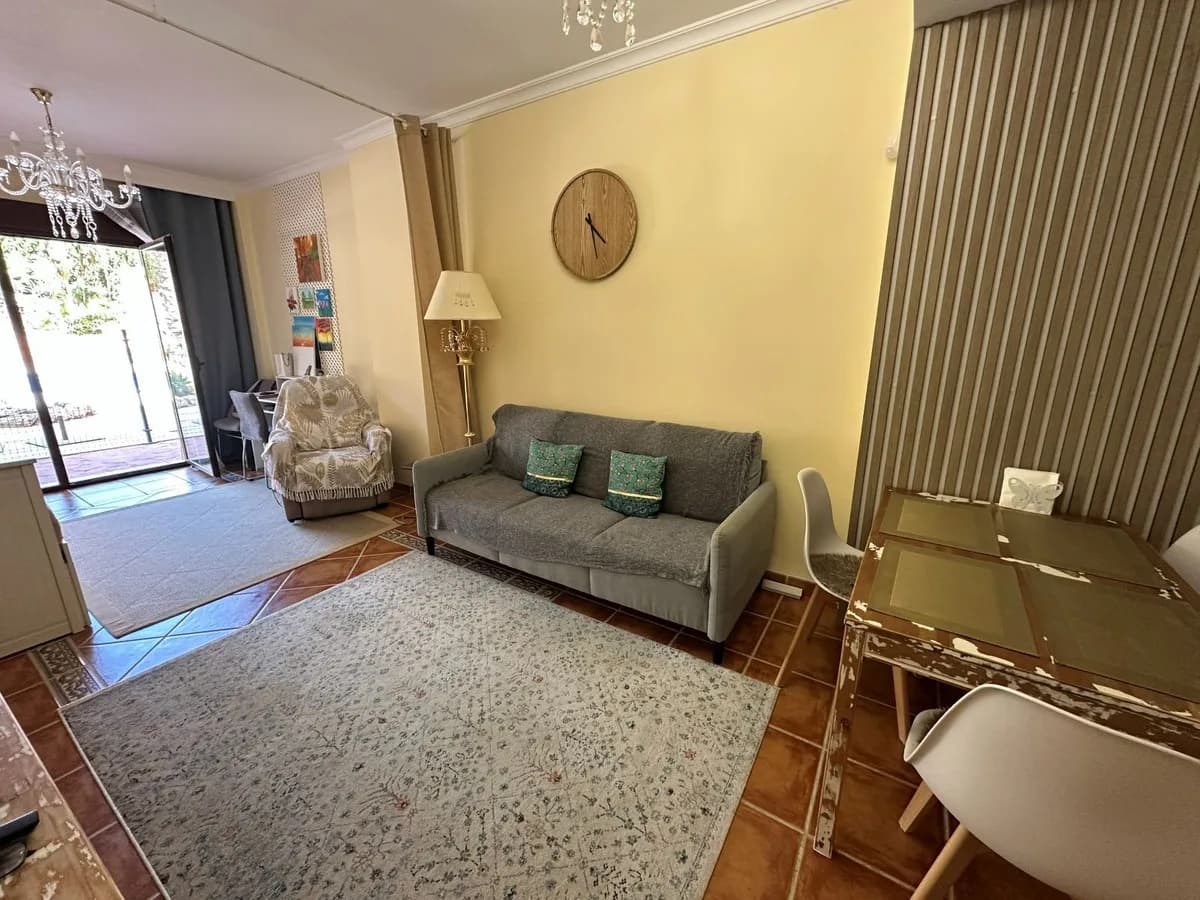 1 Bedroom Middle Floor Apartment for Sale in Benahavís, Málaga - Image 4