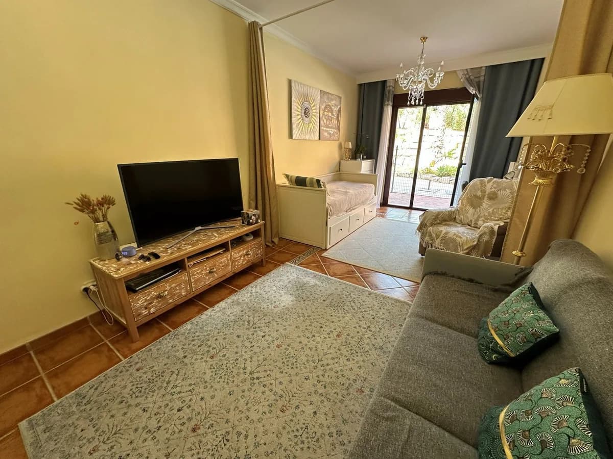 1 Bedroom Middle Floor Apartment for Sale in Benahavís, Málaga - Image 5