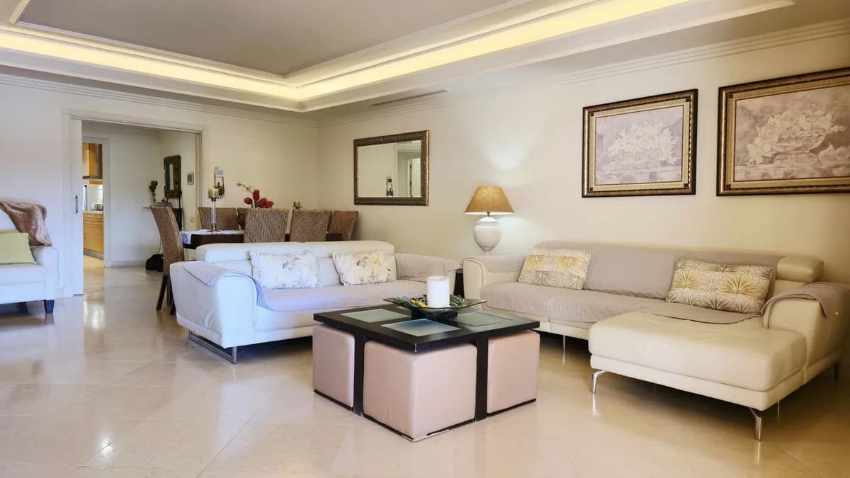 3 Bedroom Middle Floor Apartment for Sale in Estepona, Málaga - Image 6
