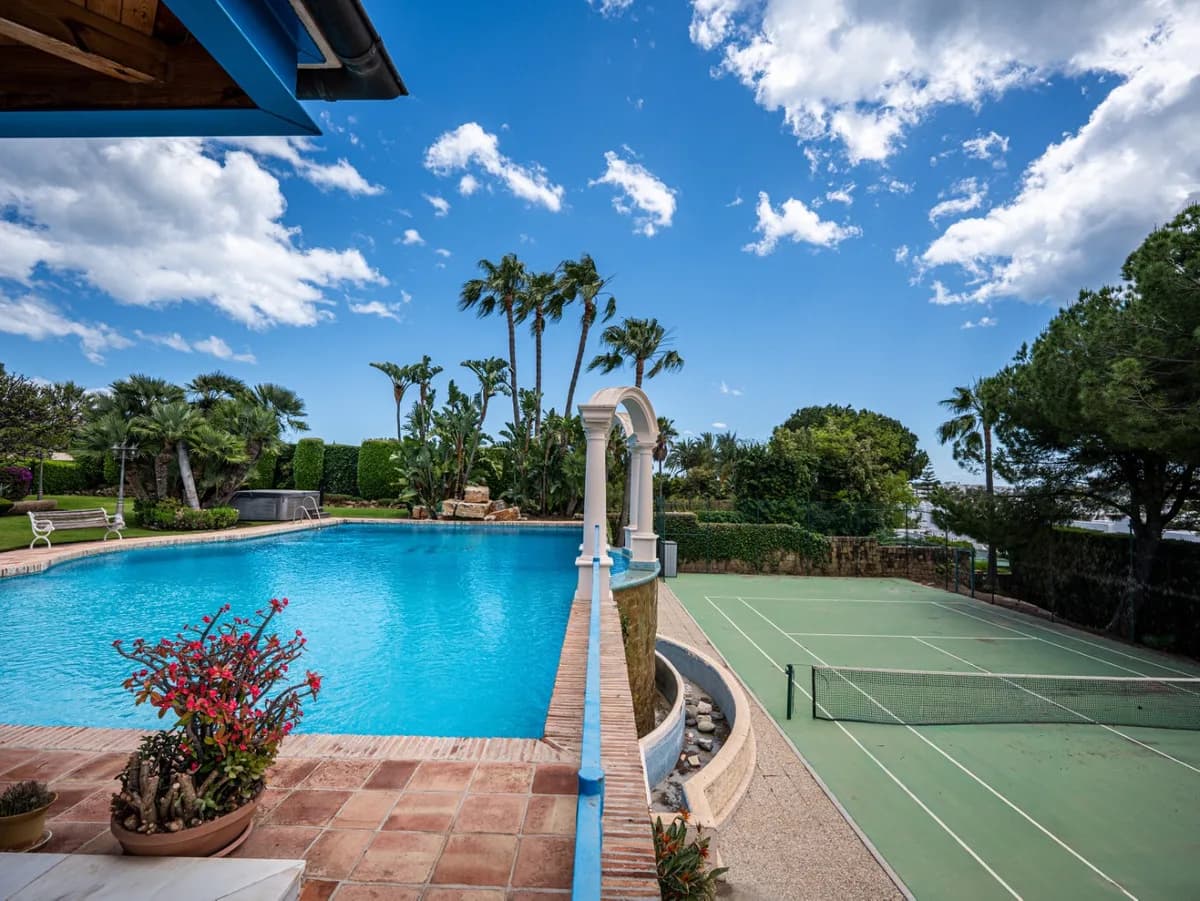 6 Bedroom Detached Villa for Sale in Nueva Andalucía, Málaga - Image 3