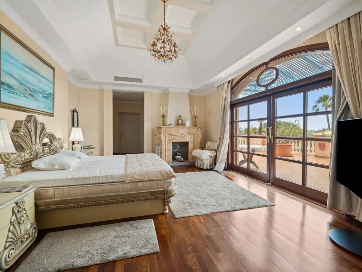 6 Bedroom Detached Villa for Sale in Nueva Andalucía, Málaga - Image 4