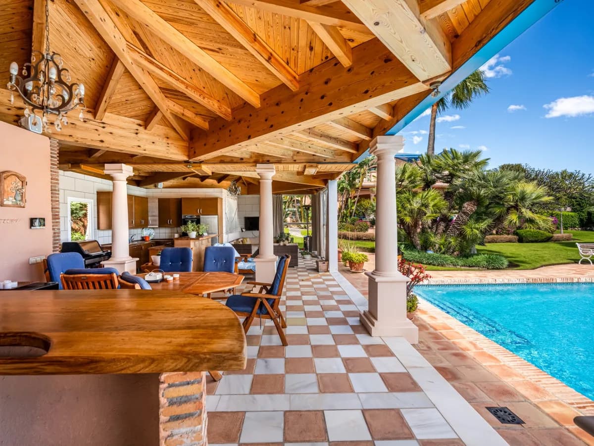 6 Bedroom Detached Villa for Sale in Nueva Andalucía, Málaga - Image 5