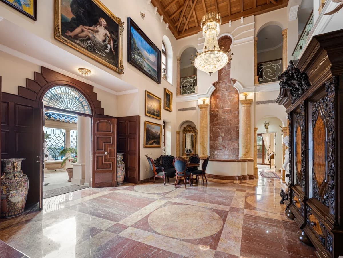 6 Bedroom Detached Villa for Sale in Nueva Andalucía, Málaga - Image 8