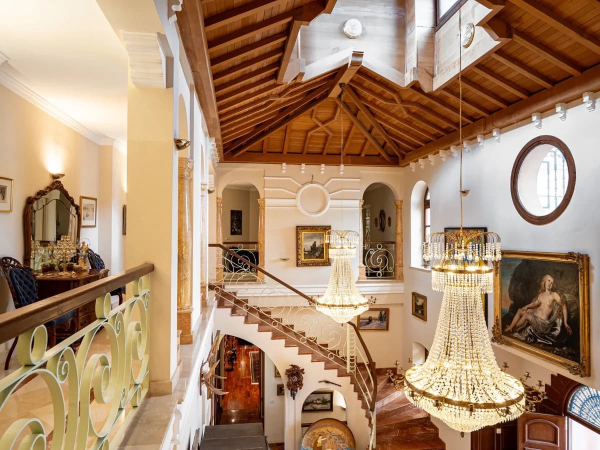 6 Bedroom Detached Villa for Sale in Nueva Andalucía, Málaga - Image 9