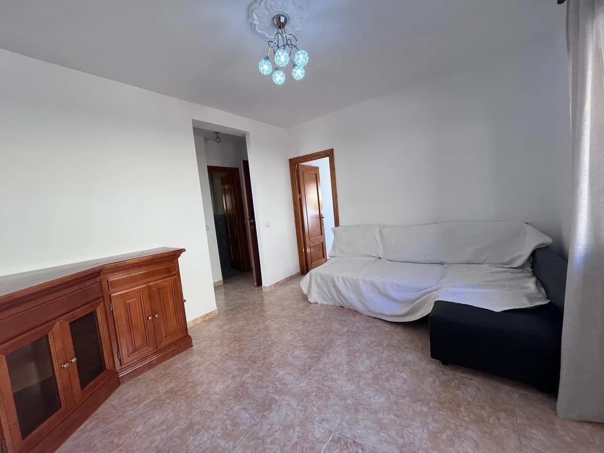 3 Bedroom Middle Floor Apartment for Sale in Fuengirola, Málaga - Image 2