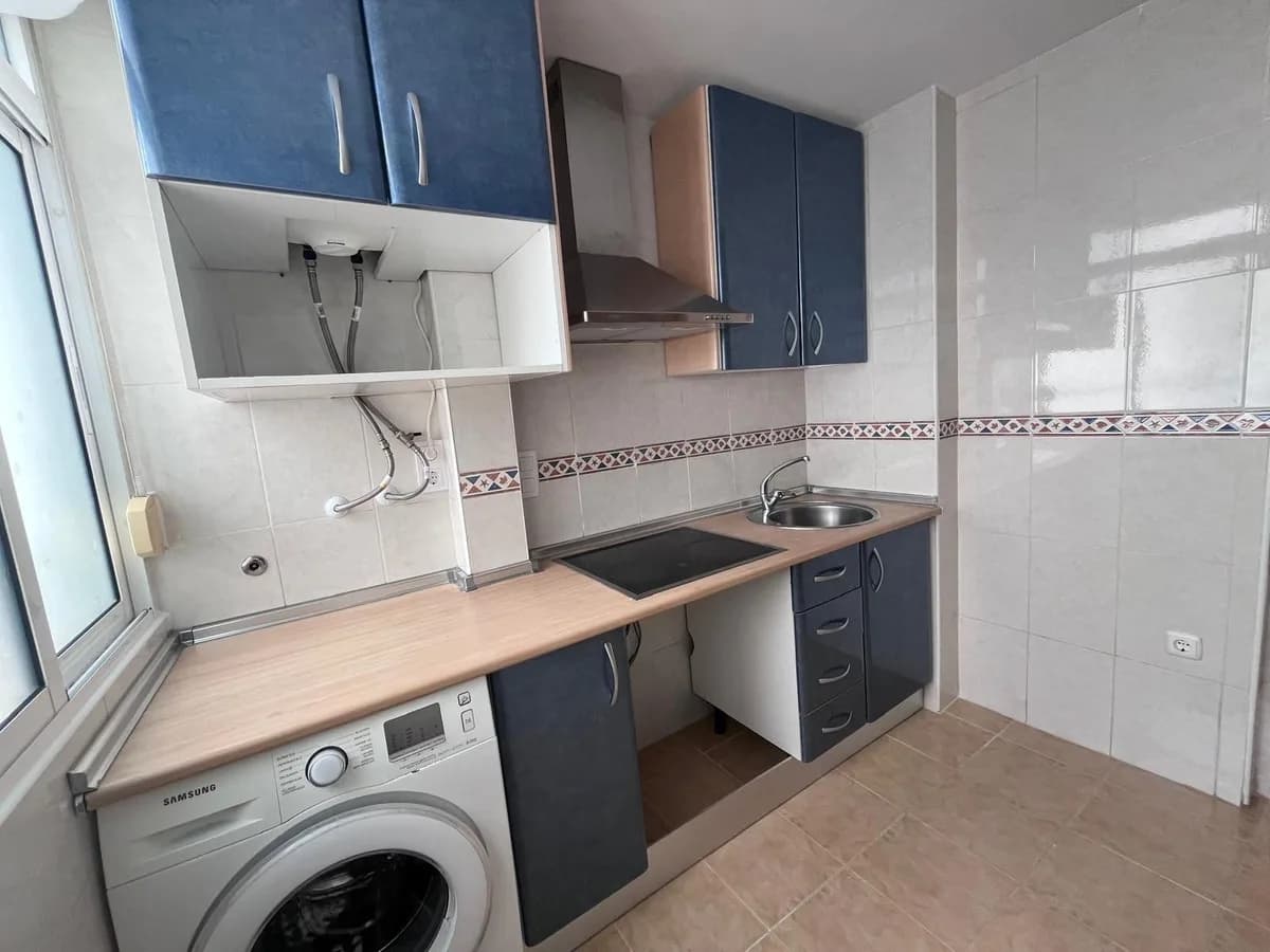 3 Bedroom Middle Floor Apartment for Sale in Fuengirola, Málaga - Image 8