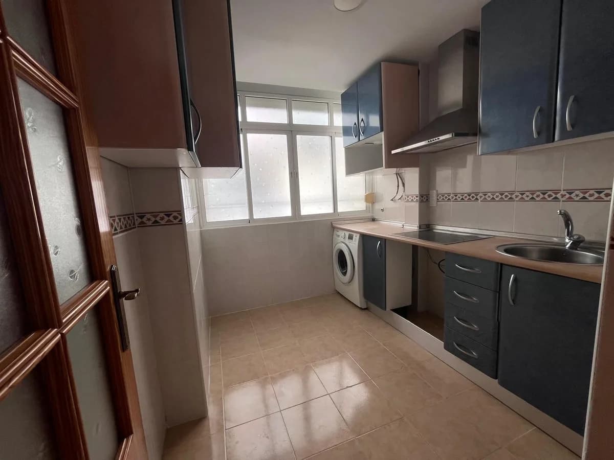 3 Bedroom Middle Floor Apartment for Sale in Fuengirola, Málaga - Image 9