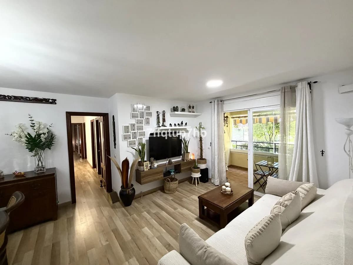 4 Bedroom Middle Floor Apartment for Sale in Estepona, Málaga - Image 2
