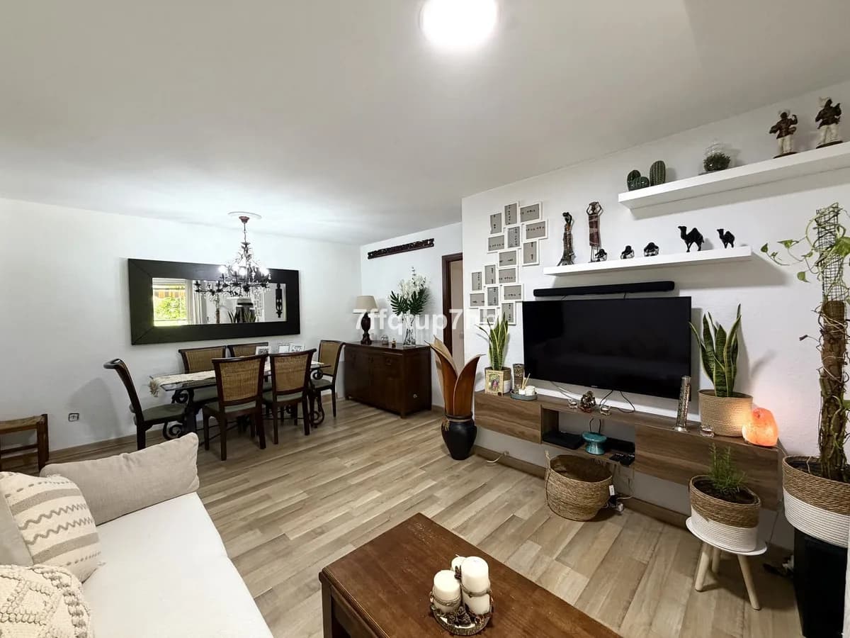 4 Bedroom Middle Floor Apartment for Sale in Estepona, Málaga - Image 3