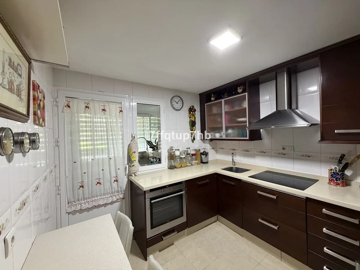 4 Bedroom Middle Floor Apartment for Sale in Estepona, Málaga - Image 4