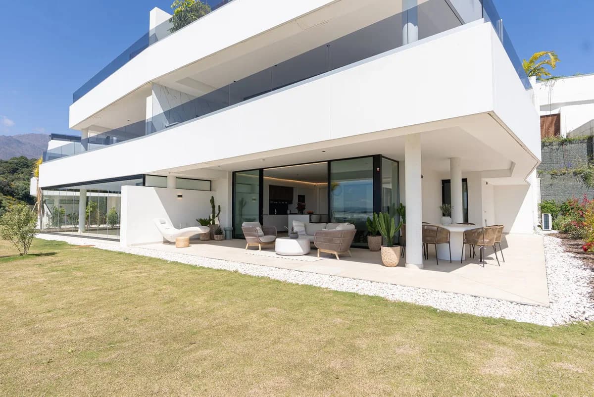 3 Bedroom Ground Floor Apartment for Sale in Estepona, Málaga - Image 3