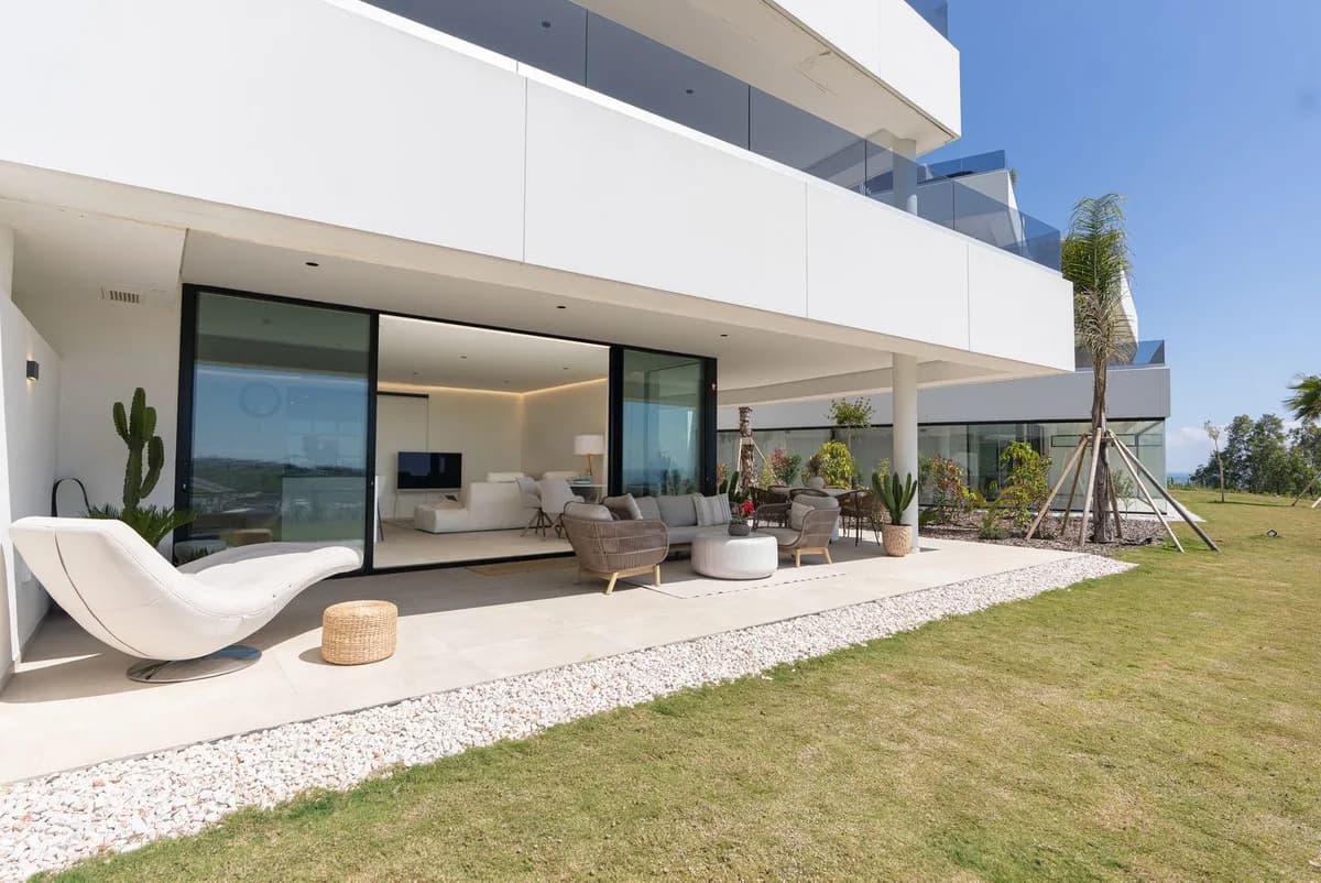 3 Bedroom Ground Floor Apartment for Sale in Estepona, Málaga - Image 4