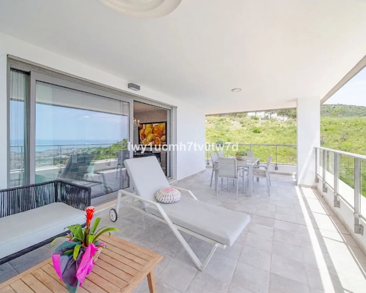3 Bedroom Middle Floor Apartment for Sale in Arroyo de la Miel, Málaga - Image 3