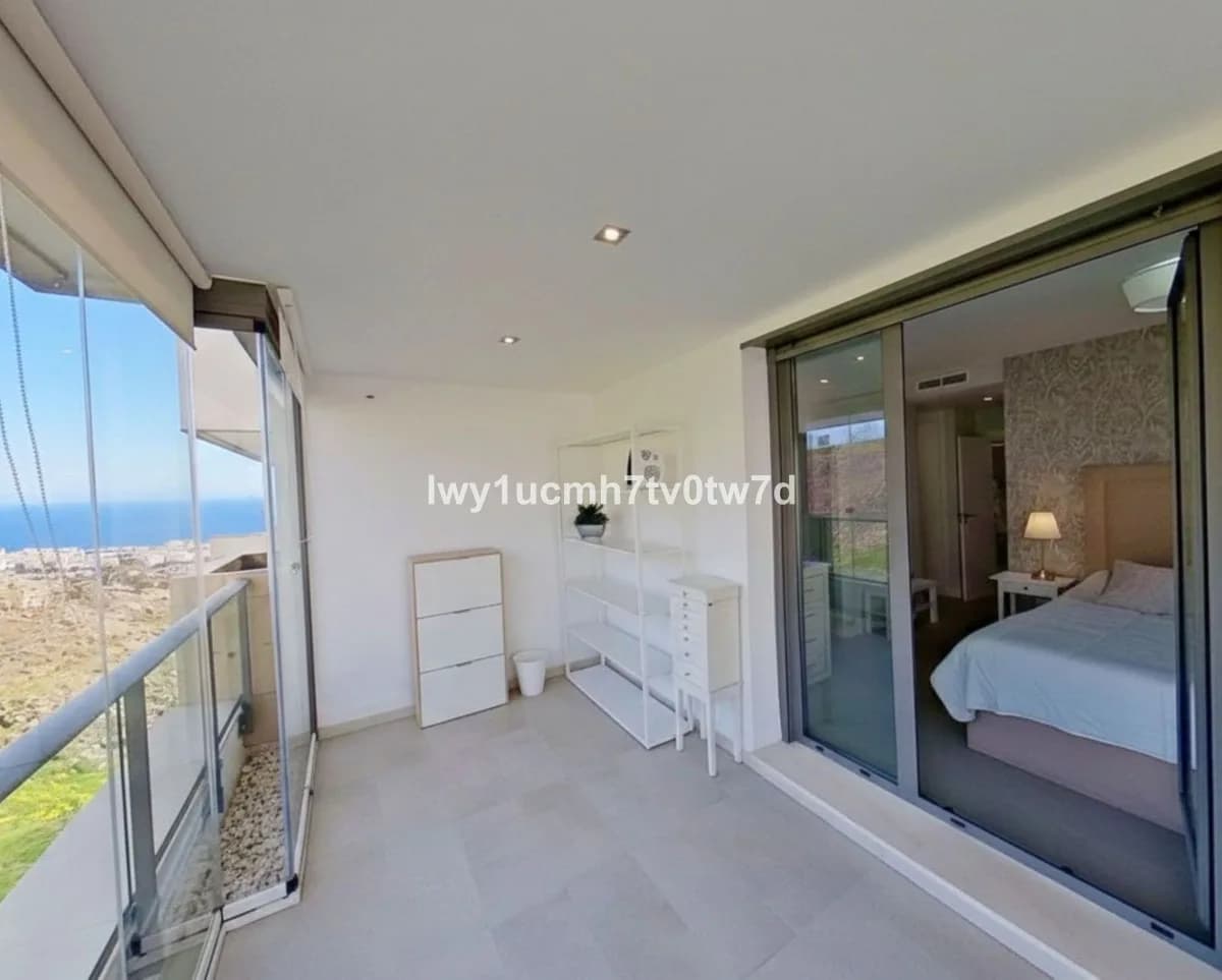 3 Bedroom Middle Floor Apartment for Sale in Arroyo de la Miel, Málaga - Image 4