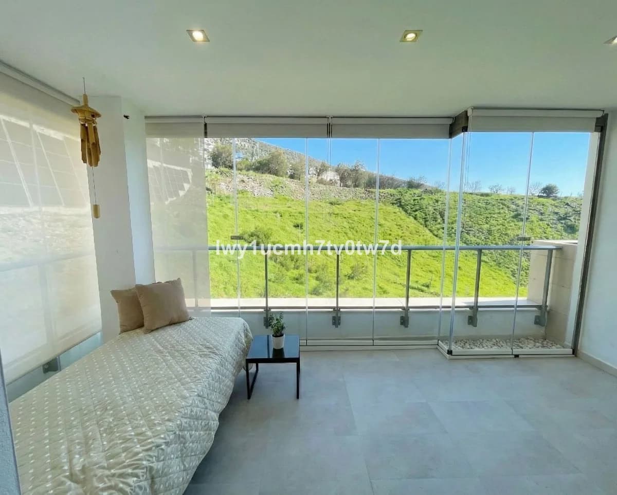3 Bedroom Middle Floor Apartment for Sale in Arroyo de la Miel, Málaga - Image 5