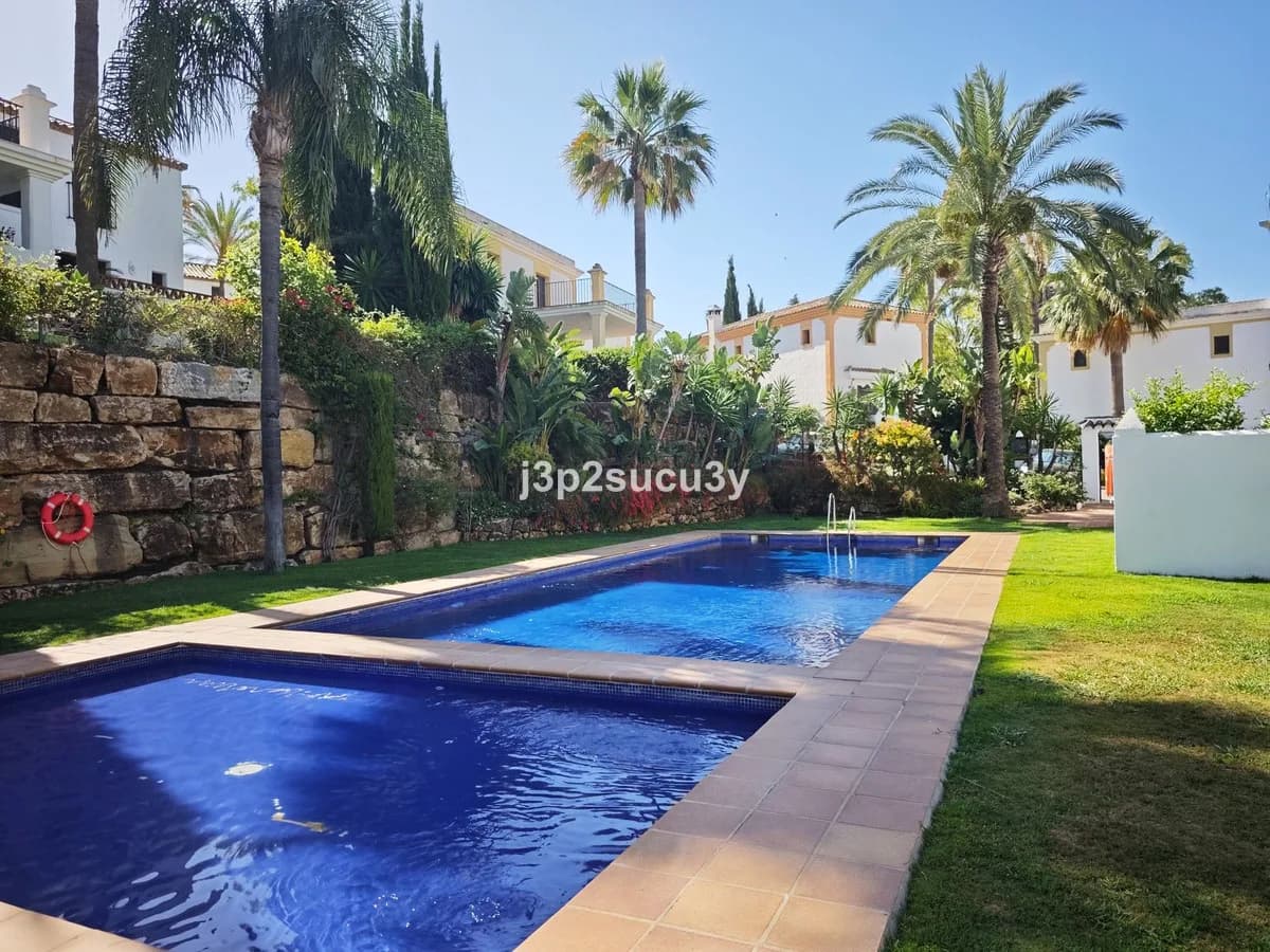 4 Bedroom Detached Villa for Sale in Selwo, Málaga - Image 3