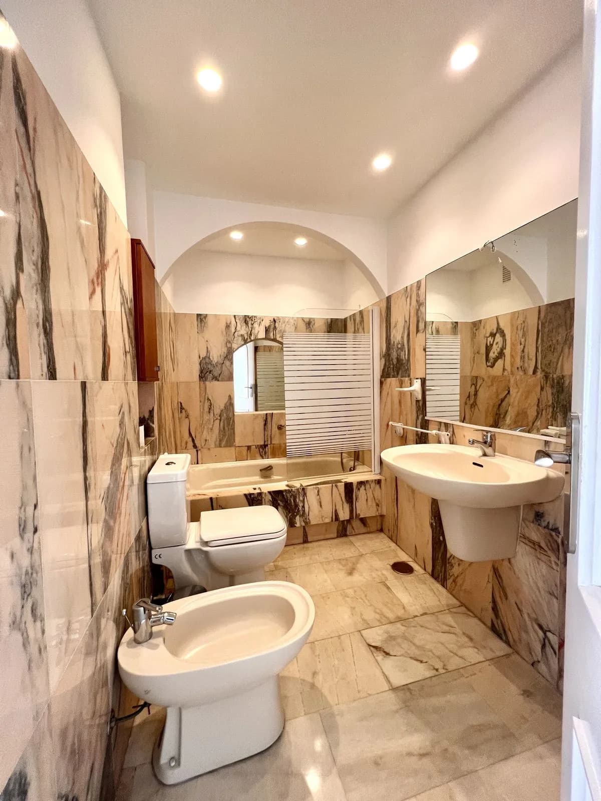 3 Bedroom Middle Floor Apartment for Sale in Fuengirola, Málaga - Image 6