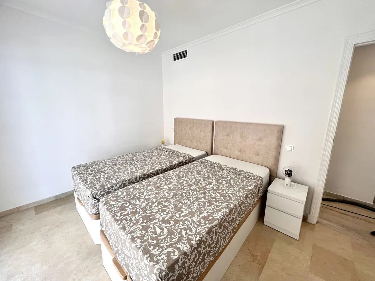 3 Bedroom Middle Floor Apartment for Sale in Fuengirola, Málaga - Image 8