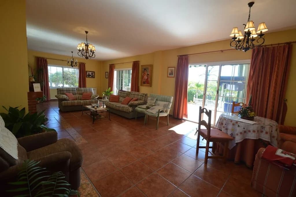 6 Bedroom Detached Villa for Sale in Benalmadena, Málaga - Image 4