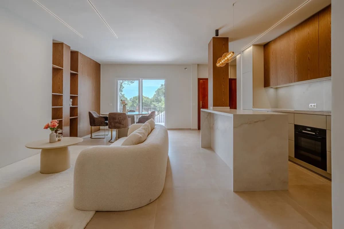 2 Bedroom Middle Floor Apartment for Sale in Nueva Andalucía, Málaga - Image 4