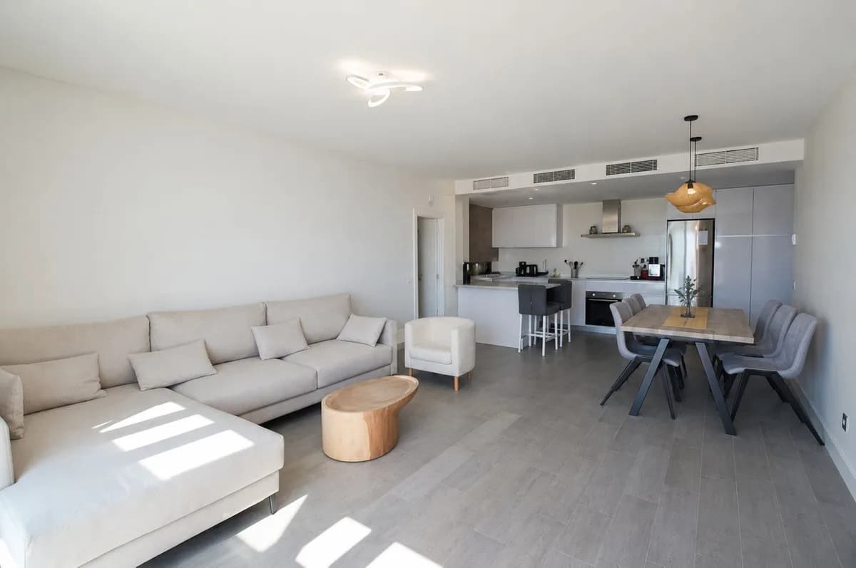 3 Bedroom Middle Floor Apartment for Sale in Benalmadena, Málaga - Image 2